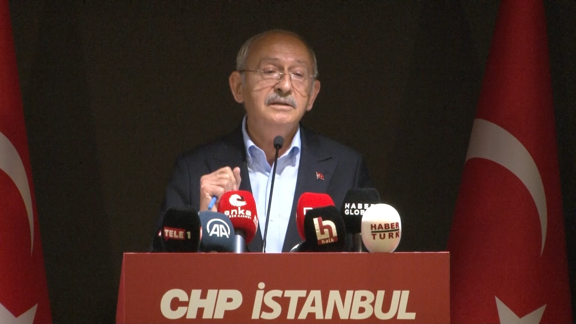 BÖYLE YUMUŞAK ÜSLUPLA KONUŞMAKLA KURD HALKININ DEĞERLERİNE VE KURD HALKININ KANINA BULAŞAN ELLERİNİZİ TEMİZLEYİP AK PAK BİR TAVIR TAKINAMAZSINIZ