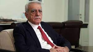 KURD ULUSUNA KARŞI UYGULANAN BARBARLIĞI KURU SÖYLEMLERLE GEÇİŞTİRMEK KİMSEYE YARAR GETİRMEYECEKTİR